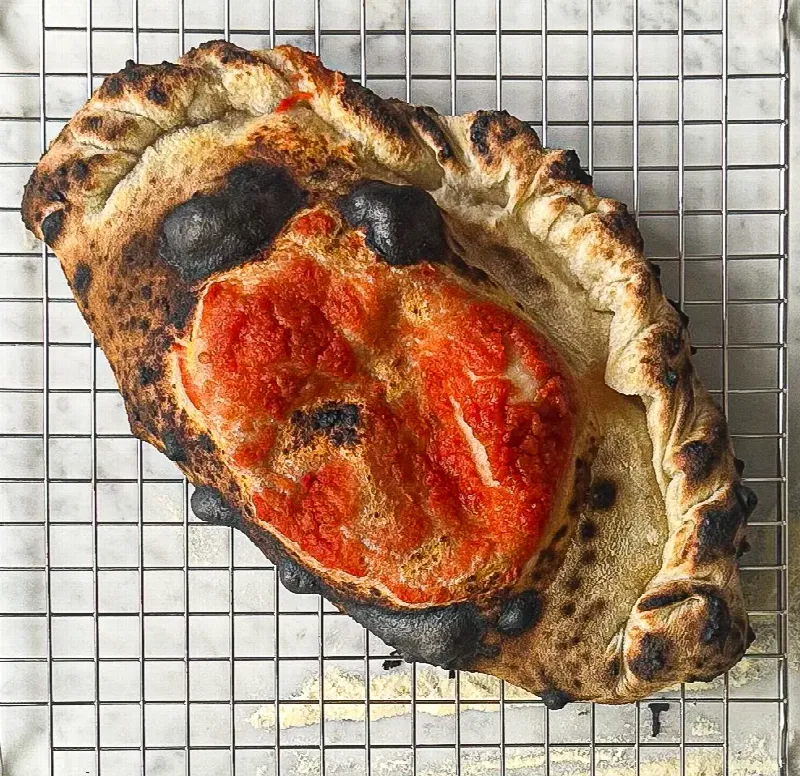 Calzone met San Marzano-tomaten saus, Bospaddenstoelen & Gerookte Provolone