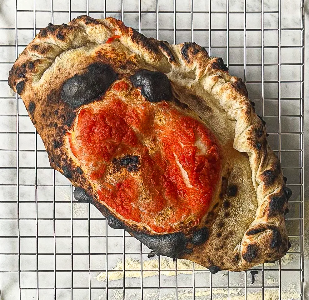 Calzone met San Marzano-tomaten saus, Bospaddenstoelen & Gerookte Provolone