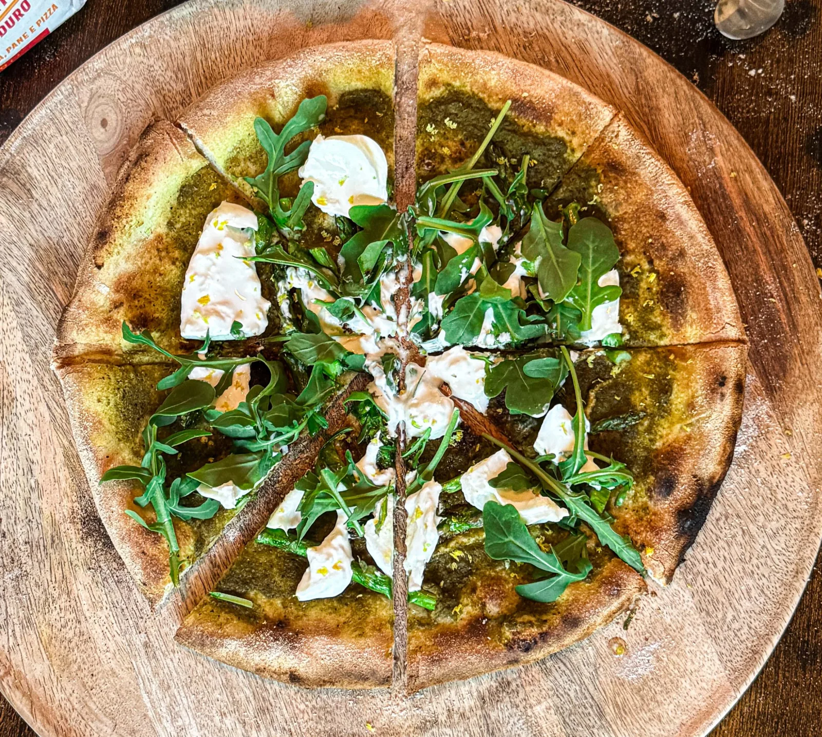 Pizza met groene asperges, burrata, rucola en citroenrasp